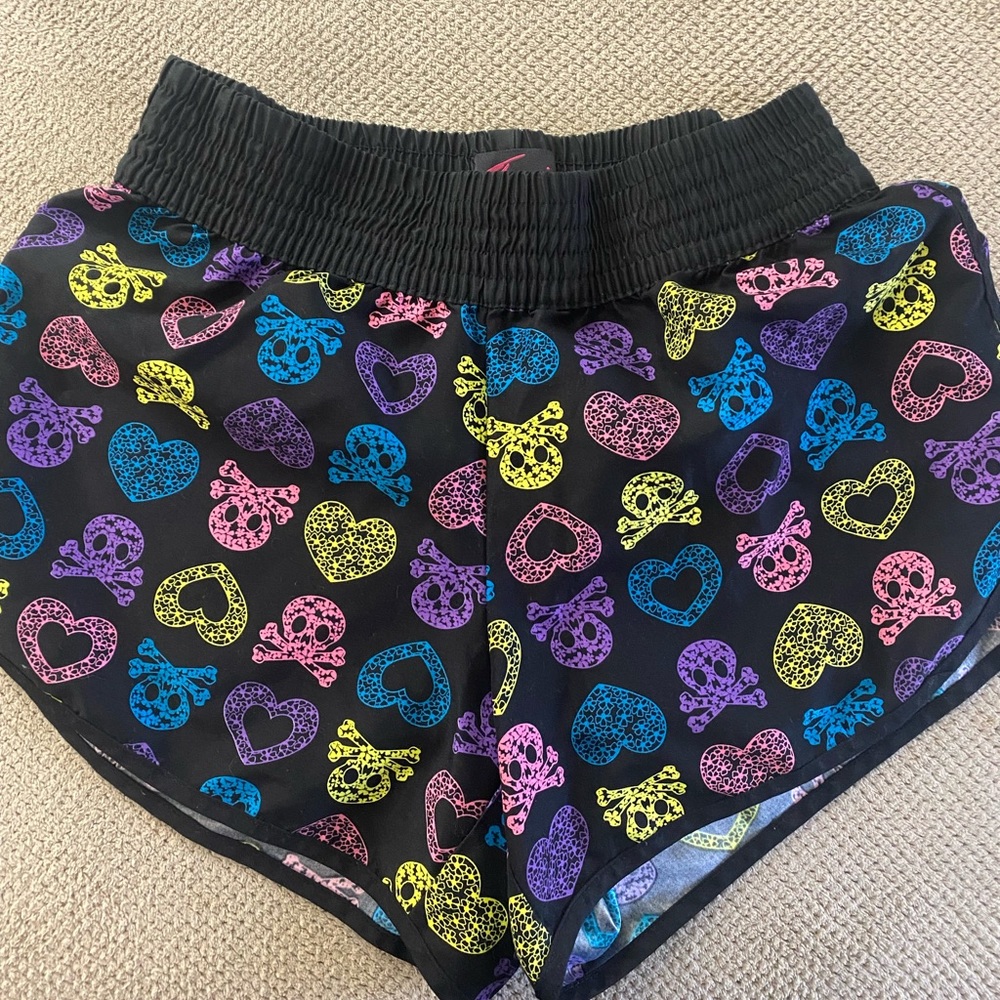 Torrid Bones, Skulls & Hearts shorts in BLK size 0 which is an XL